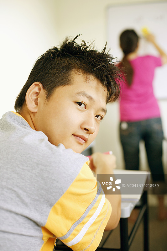 教室里年轻男人的背影图片素材