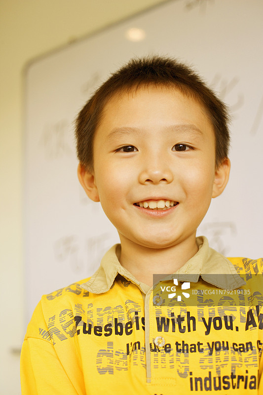 教室里微笑的男孩肖像图片素材