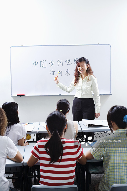 教授在教室里给学生讲课图片素材