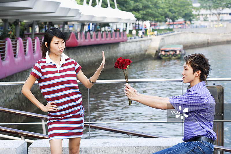 年轻男子侧面向年轻女子求婚图片素材