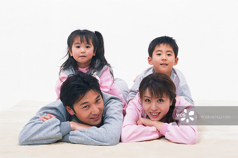 两个孩子在父母的背上休息图片素材