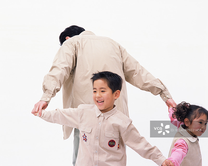 两个孩子在和他们的父亲玩耍图片素材