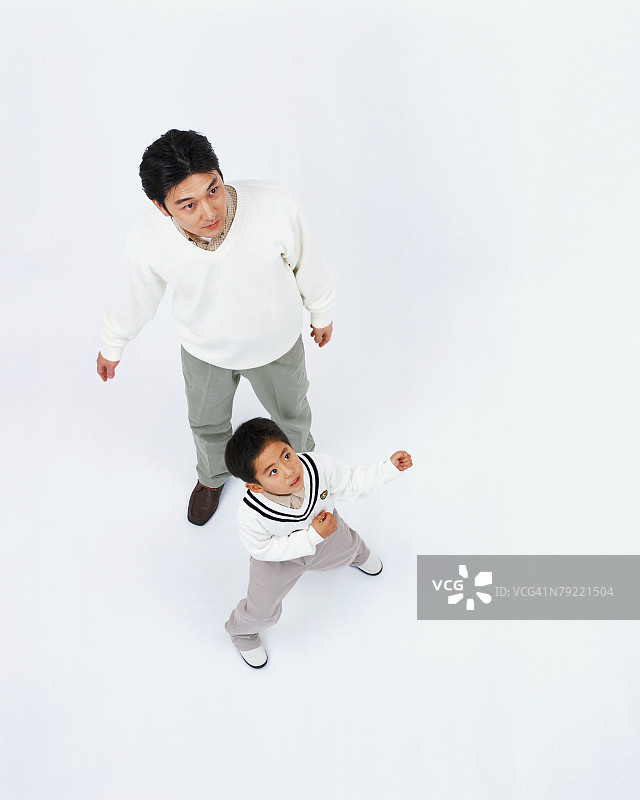 俯视视角：与父亲合影的男孩图片素材