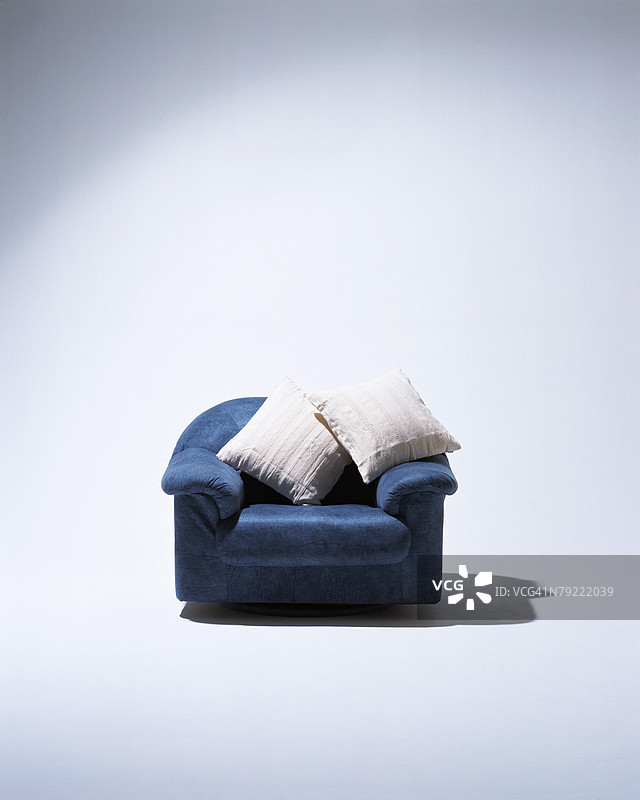 沙发和两个靠垫图片素材