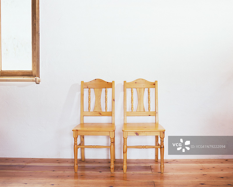 两把木椅子放在地板上图片素材