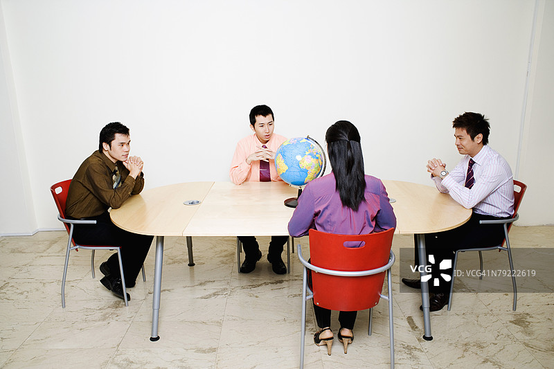 三位男商人和一位女商人在会议中图片素材