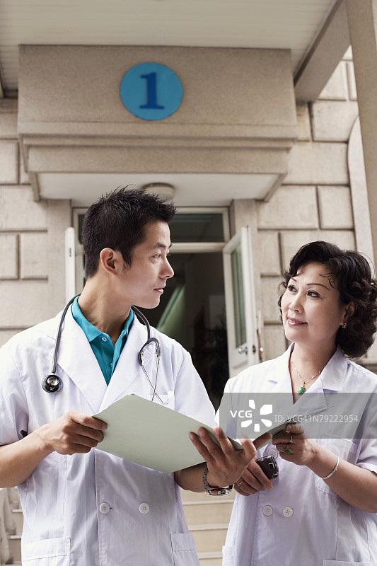 男医生和女医生讨论报告图片素材