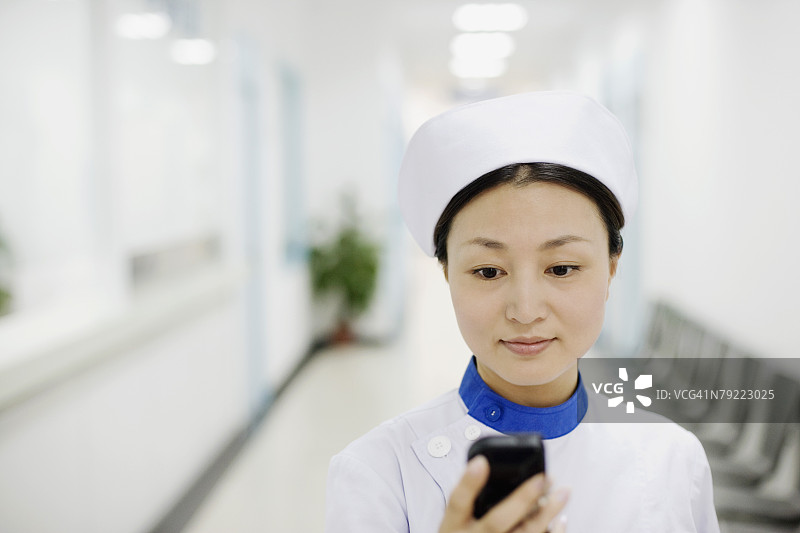 女护士使用手机特写图片素材