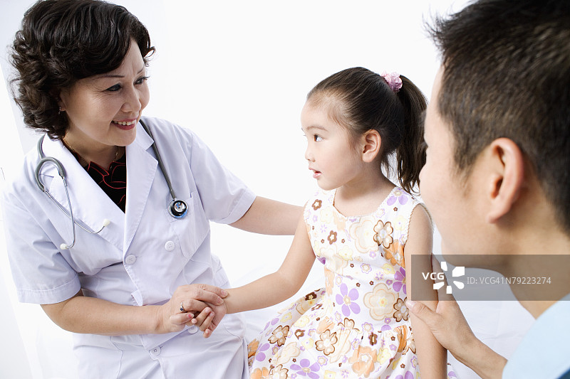 女医生检查女孩并微笑的特写镜头图片素材
