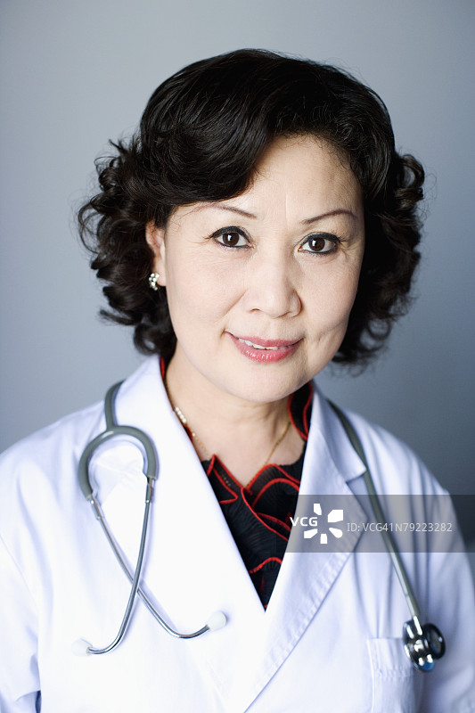 一位微笑的女医生图片素材