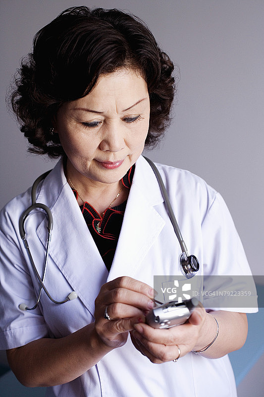 女医生手持个人数据助理特写图片素材