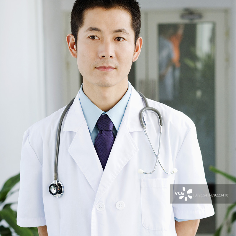 男医生站立特写图片素材