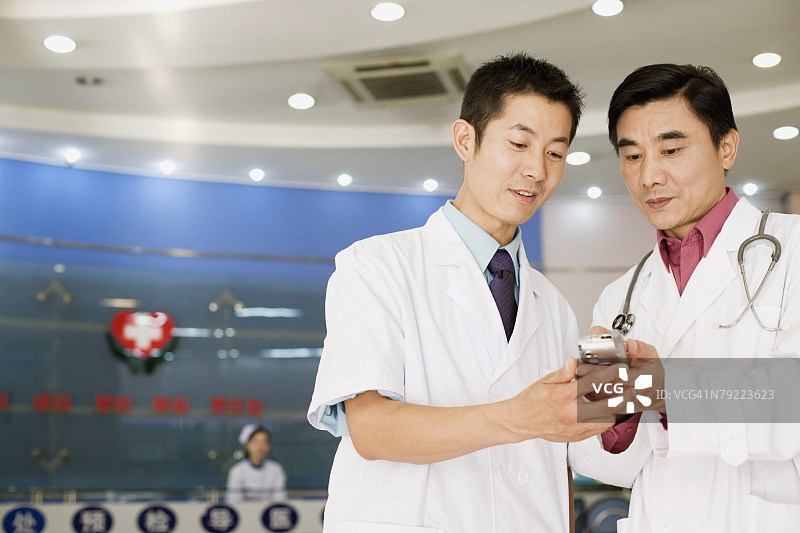 两位男医生查看个人数据助理特写图片素材