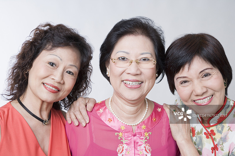 三位微笑的老年女性肖像图片素材