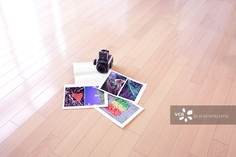 地面上的相机图片素材