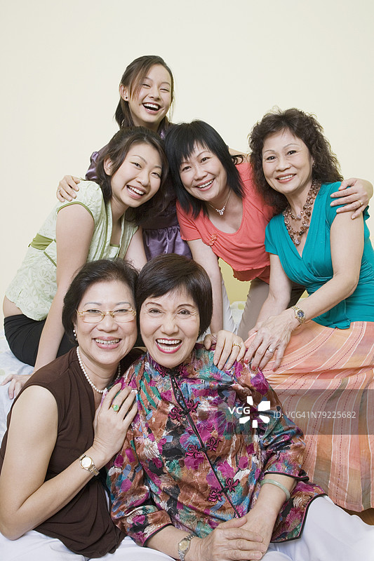 三位年长女性和一位成熟的女性与一位年轻女性微笑合影图片素材