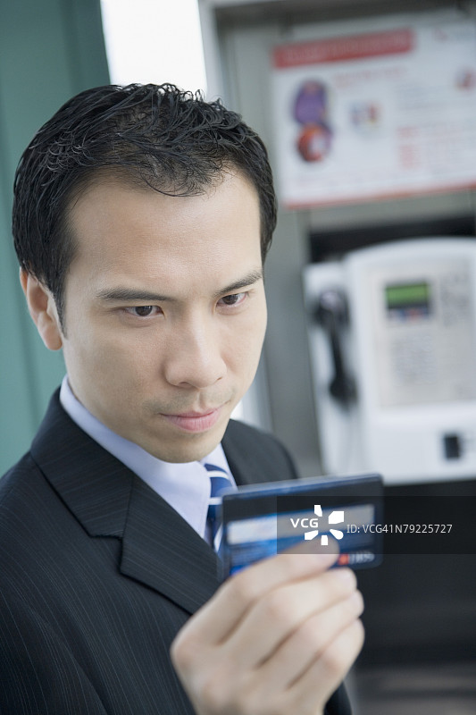 商务人士手持电话卡的特写图片素材