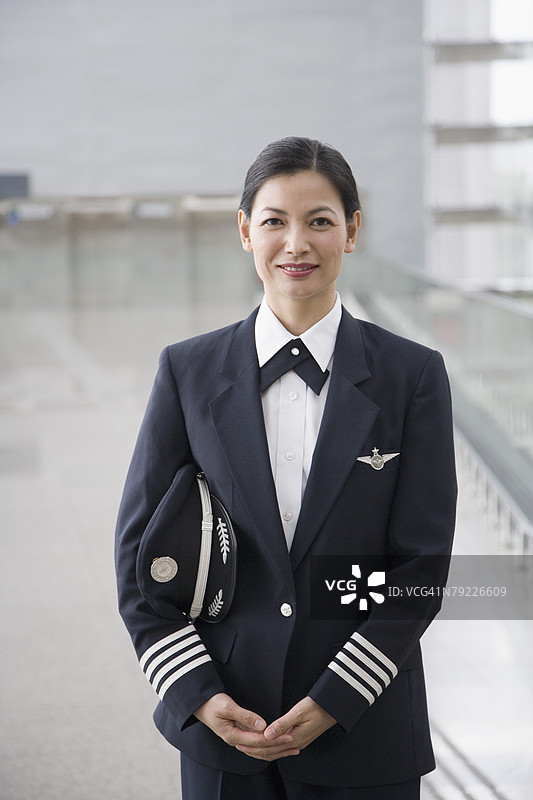 女性飞行员站立的肖像图片素材