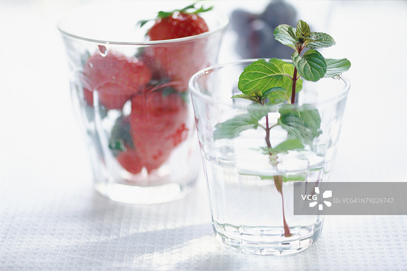 草莓和浆果在杯子里图片素材