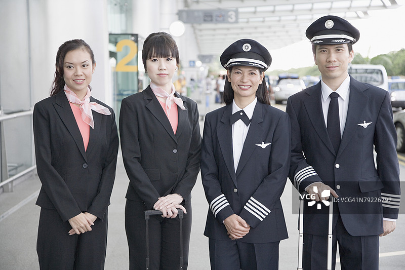 两名飞行员与两名机组人员的合影图片素材