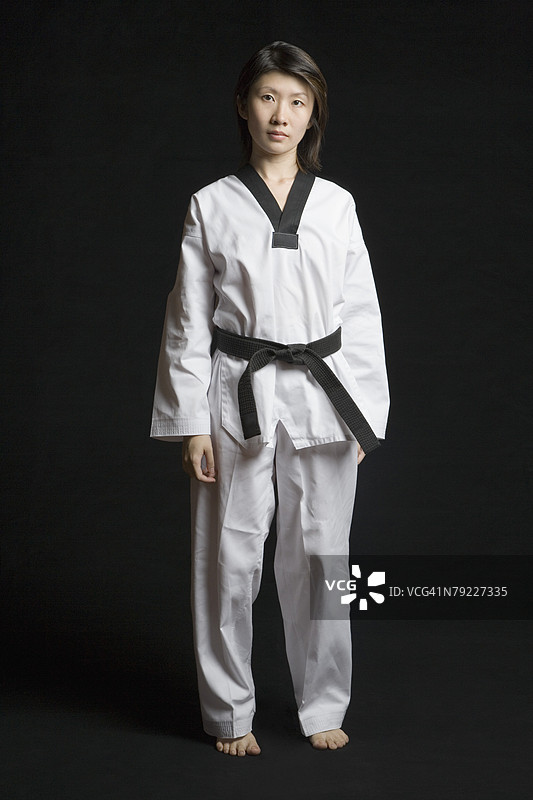 年轻女性的肖像，站立着图片素材