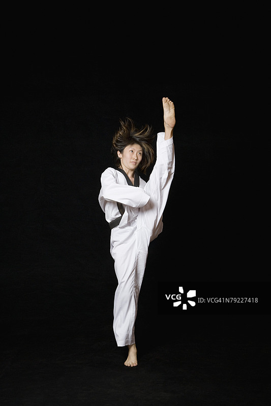 年轻女性正在进行前踢表演图片素材