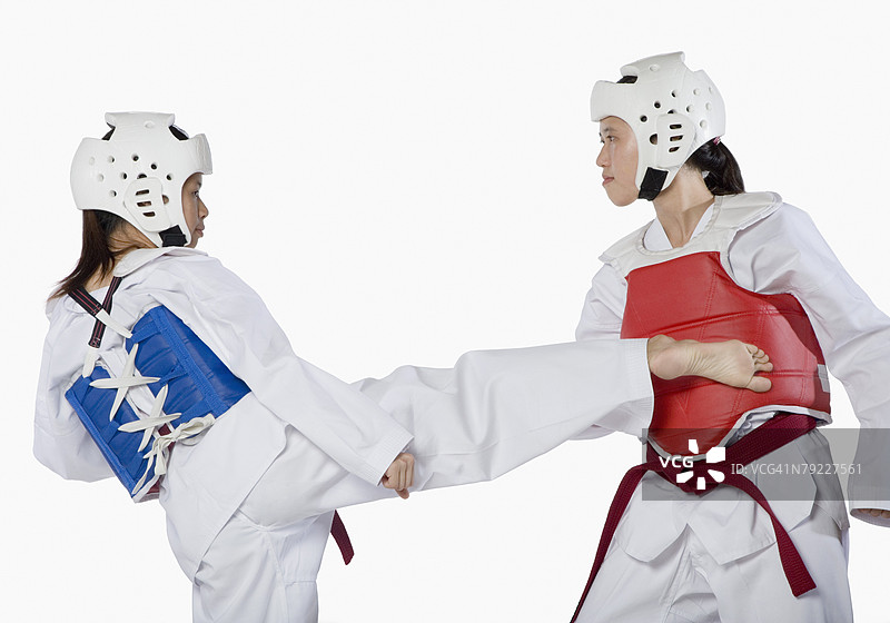 两名年轻女性在练习踢拳的特写镜头图片素材