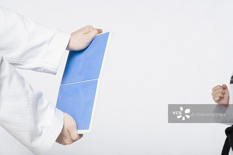 一个人手握瓷砖的特写镜头图片素材