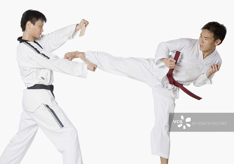中年男子与年轻人一起练习踢拳图片素材