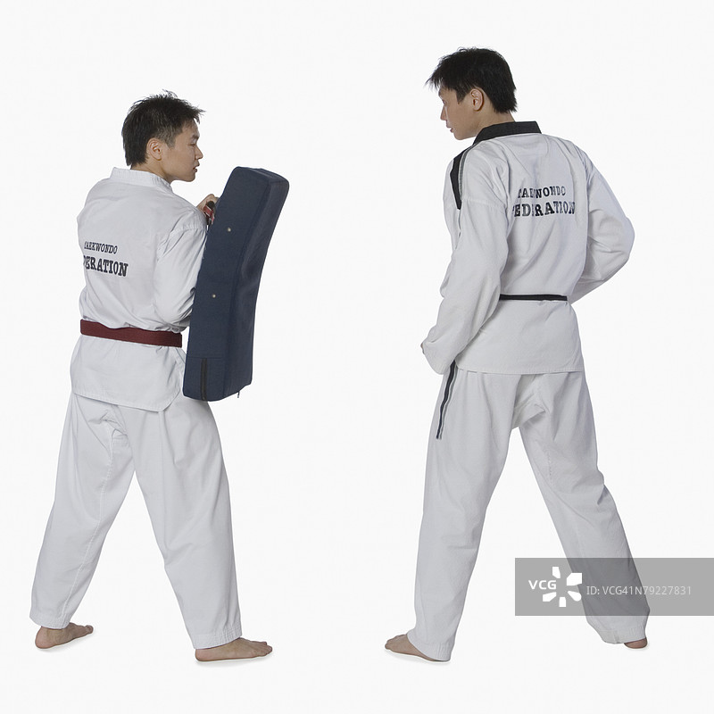男性空手道教练正在教一名年轻人武术图片素材