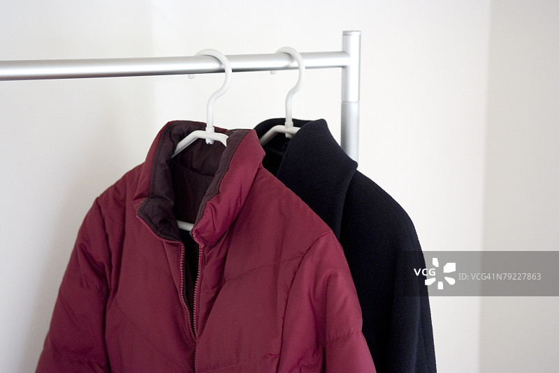 挂在衣架上的夹克图片素材