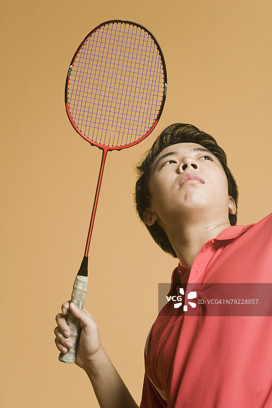 年轻男子打羽毛球的特写镜头图片素材