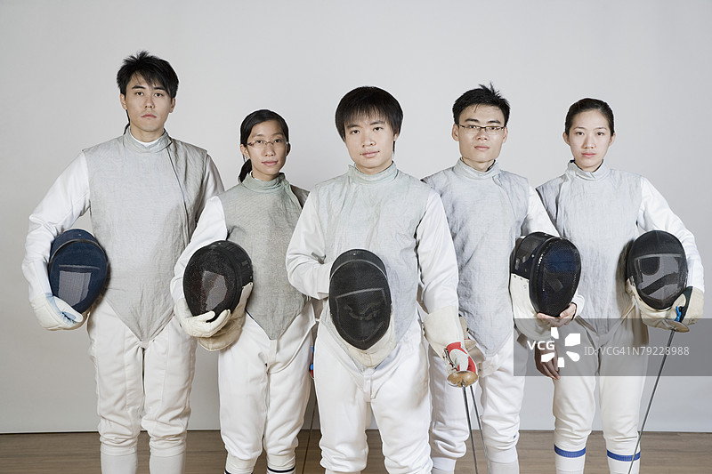 五名击剑运动员并肩而立的肖像图片素材