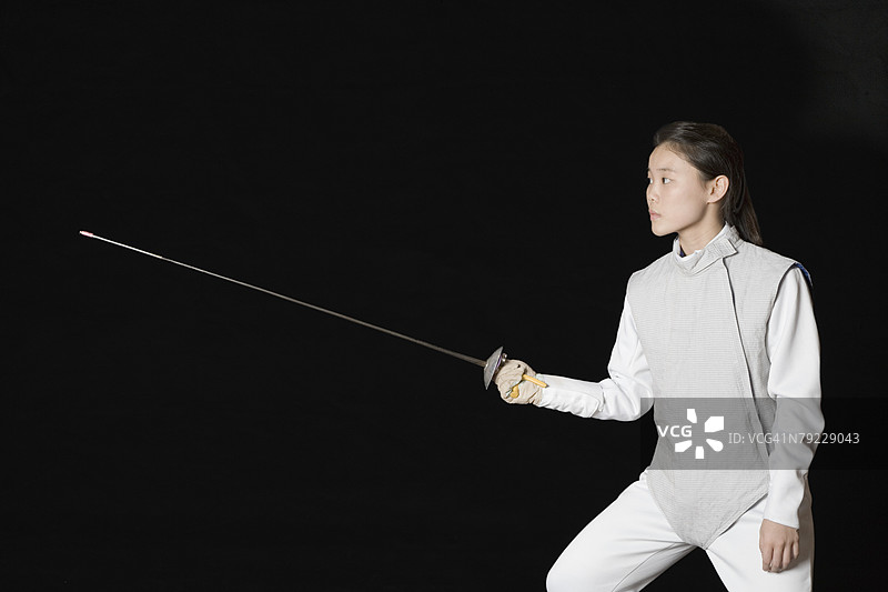 持击剑花剑的女子图片素材