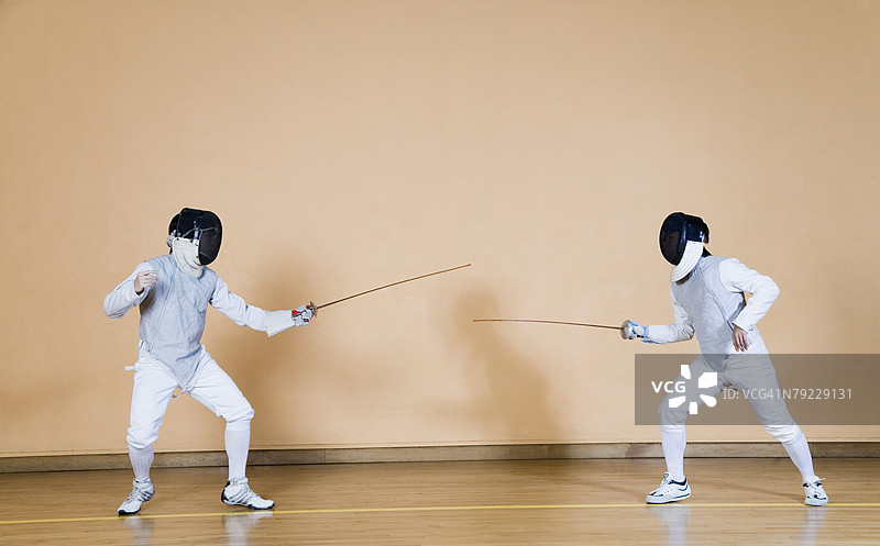 两名击剑运动员在对决图片素材