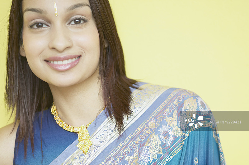 微笑的年轻女性肖像图片素材