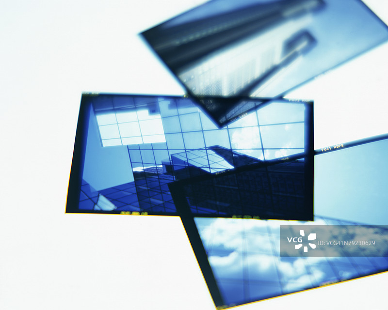 在白色表面上曝光的摄影胶卷图片素材