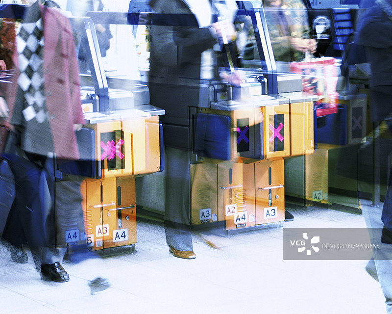 一小群人走出车站图片素材