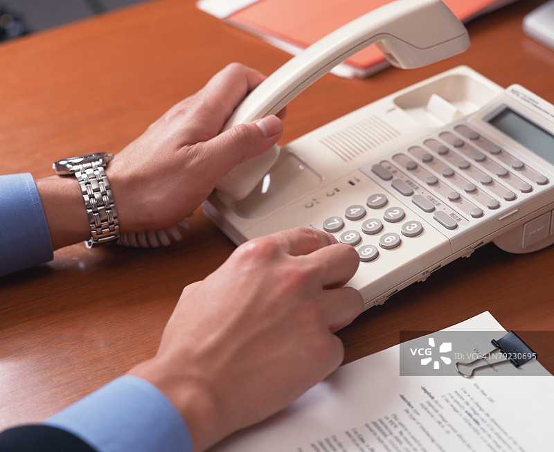 一个人正在用电话打电话图片素材