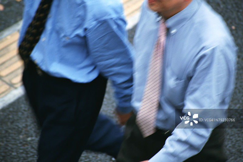 高角度视图，两名穿着正式服装的男子一起走路图片素材