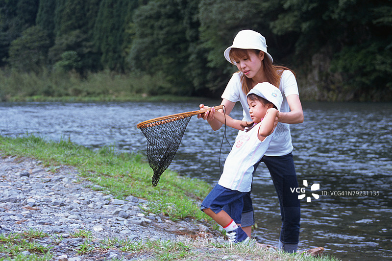 母女俩手持鱼网图片素材