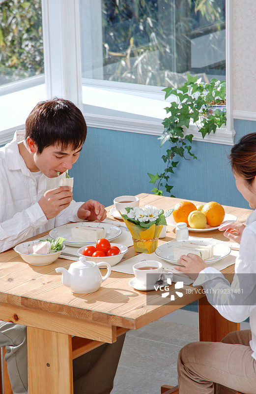 年轻情侣共进早餐图片素材