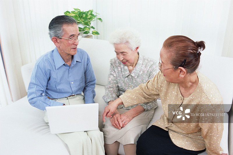 三位老年人交谈图片素材