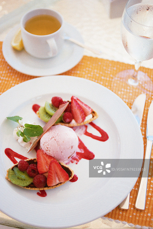 盘子上的冰淇淋和水果图片素材