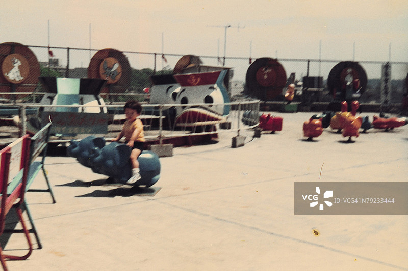 男孩在游乐场的大象骑乘上图片素材