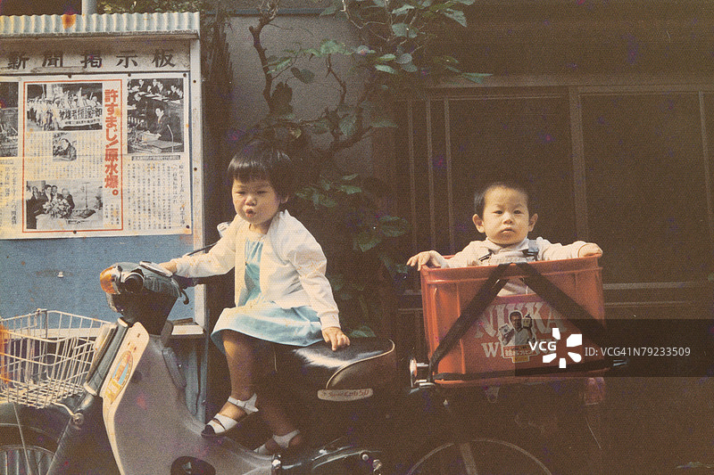 孩子们在滑板车上玩耍图片素材