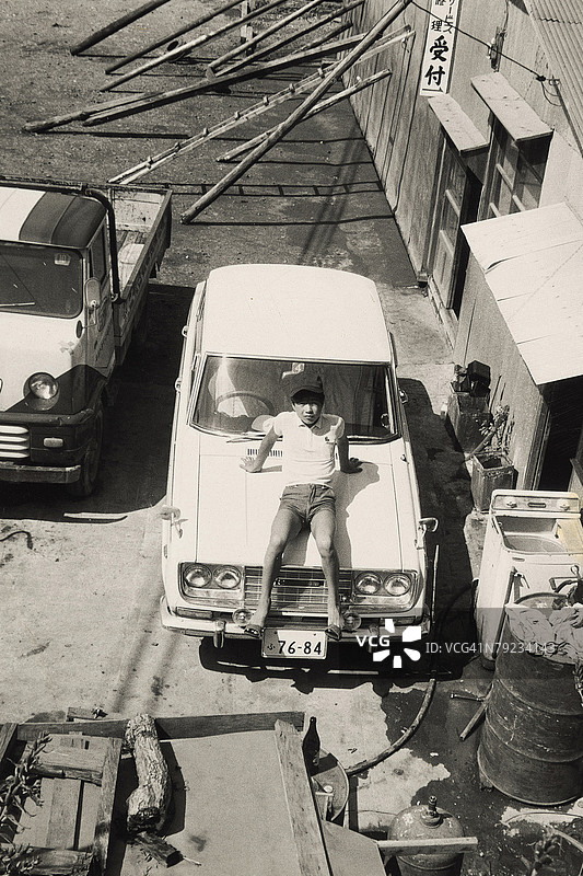 男孩坐在车上图片素材