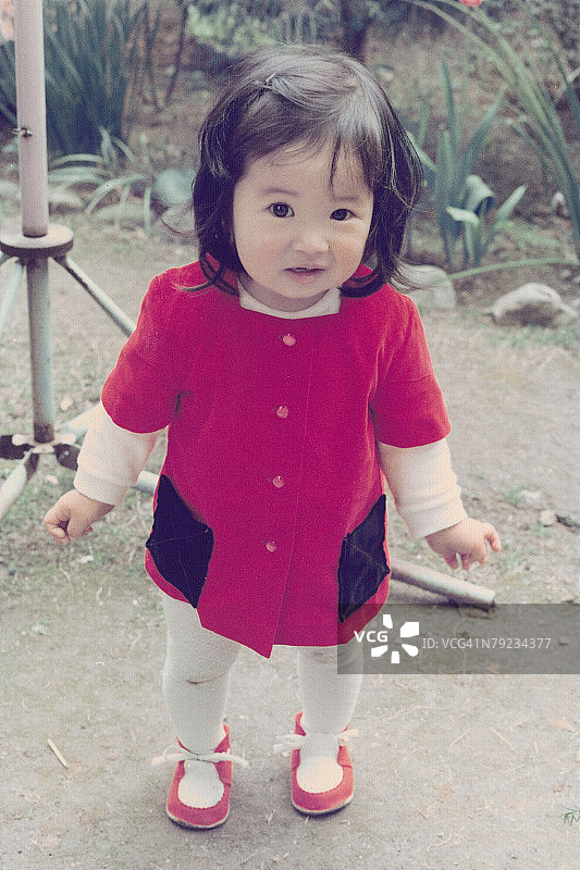 在后院的女孩肖像图片素材