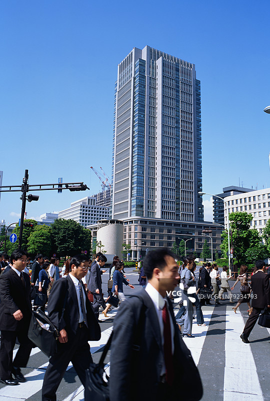 人们走向办公室图片素材