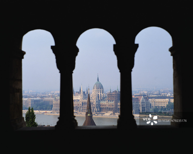 在柱子之间看到的布达佩斯城市和多瑙河，匈牙利布达佩斯图片素材